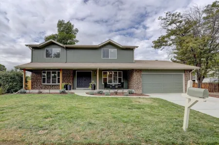 Modern 5 BR - Large Yard + BBQ + Kid's Playhouse + Game Room + Great WiFi