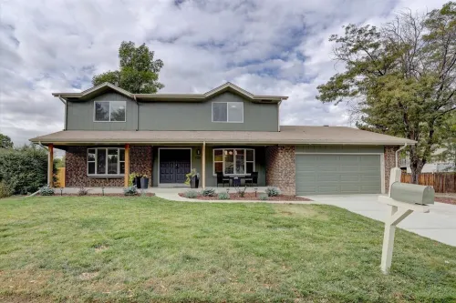 Modern 5 BR - Large Yard + BBQ + Kid's Playhouse + Game Room + Great WiFi