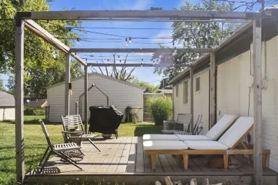 The Rosie Roots - Cozy Pet Friendly House Hotels near Garden Center at The Home Depot
