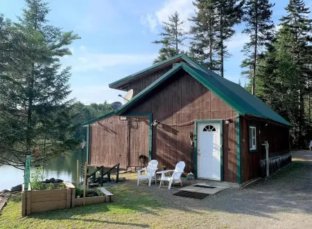 Middle Pond Cabin- Direct ATV & Snowmobile Access Отели в г. Питтсбург