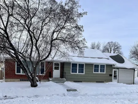 Clean, Fun, Comfy Ranch Home Near Parks, 2.5 mi to Mayo w Pingpong and Playroom