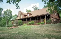 Stunning 5 Acre Lake Cabin, Community Pool