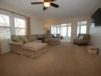 Lake House with Sandy Beach and Amazing Sunsets Ξενοδοχεία στην πόλη Barry County