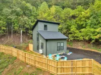 Bristol’s Mountain Side Oasis -NEW- Hot-tub- Privacy- Pet friendly - Location Hotels near Steele Creek Park