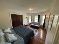 Entire Home: Central & Spacious 8Bd 2.5 BA in DT Geneva