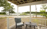 The Loft at Oakland Beach Ask About Off-season Discounts 5 min from Airport.