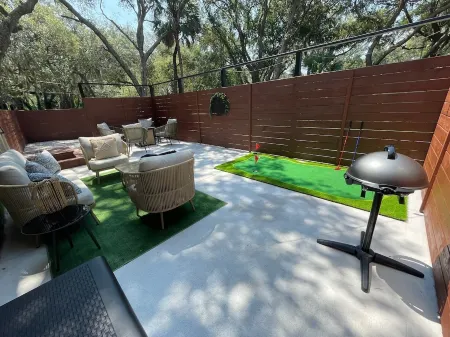 Cozy Cottage Retreat – Queen Bed, Fire Pit & Private Lanai