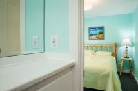 Sunrise Cottage, Saugatuck. Walk downtown. Clean, crisp, colorful, convenient.