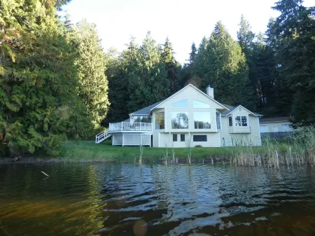 Lovely Lake Crabapple Lakefront Home Отели в г. Лейк Гудвин