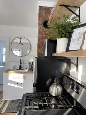 Cozy Cottage located near Czech Village and Newbo areas in Cedar Rapids, IA فنادق في سيدار رابيدز