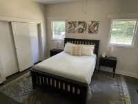 {Das Vogel Haus}Cheerful cottage getaway in Helen