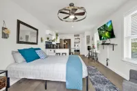 Hot tub, free WiFi, pet friendly, 10 minutes to Canyon Lake/boat ramp