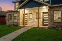 Experience Arlington:4BR Comfort & Class- Minutes to Cowboys, Rangers, 6 Flags! Hotel dekat Bed Bath & Beyond