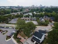 The Cozy Chic WeCo Spot | 3 minutes to Downtown | Steps to WeCo Riverwalk