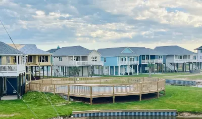 3 Bedroom/2 Bath Tropical Sunset Lagoon Style Hotels near Salt Cedar Avenue Beach Access Point #36