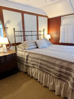 Lovely Lakeside Cottage! Sleep 11, Easy Parking, Linens Included!