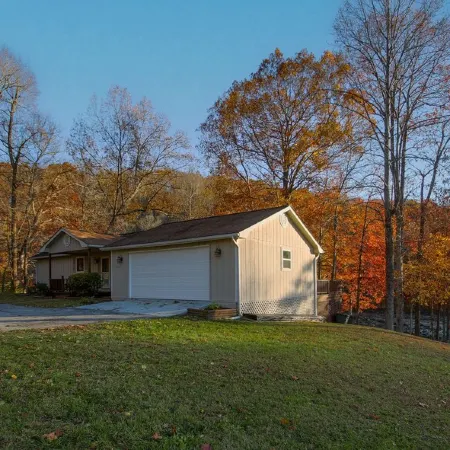 Lakefront Norris Lake house. Dock, Minimal Stairs. Close to I-75, Jacksboro, TN