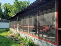 2-Bdrm Lake View/Access Cabin, Family/Pet Friendly, Large Screened Porch, Clean