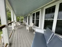 Lowell's Getaway.  Kayaking, beaches, dining and AC from this water view home. Hotels in Harpswell