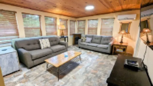 Cricket Hollow with Dock and private Lake Access Sleeps 6