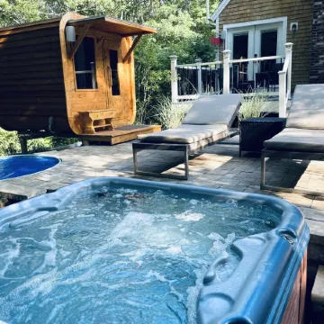 Luxurious Spa Suite with Jacuzzi, Outdoor Sauna, Plunge Pool and Steam-bath