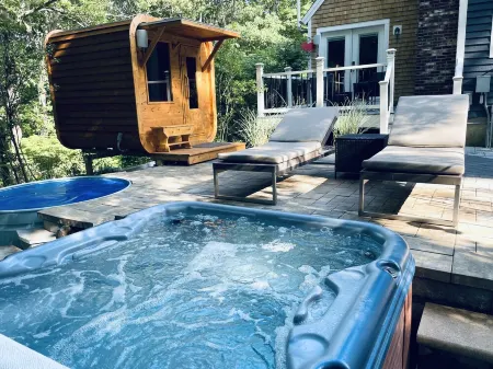 Luxurious Spa Suite with Jacuzzi, Outdoor Sauna, Plunge Pool and Steam-bath