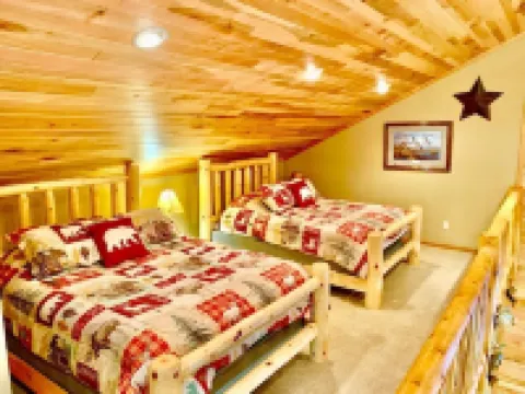 Log Cabin/ w hot tub, outdoor pool & pool table