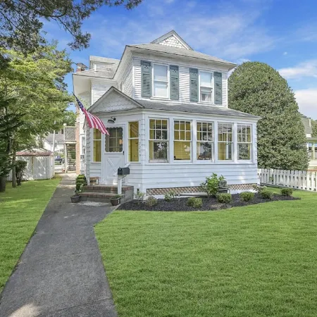 Beautifully renovated 2 Bedroom, 1st Floor apt -Greenport Village, Walk to town!