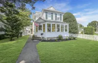 Beautifully renovated 2 Bedroom, 1st Floor apt -Greenport Village, Walk to town!