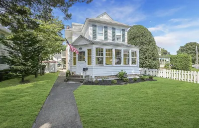 Beautifully renovated 2 Bedroom, 1st Floor apt -Greenport Village, Walk to town! Hotels near Peconic Cruise Line