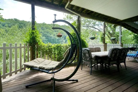 River Retreat with private apartment and deck on the beautiful Delaware River Отели в г. Хантердон