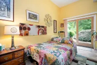River Retreat with private apartment and deck on the beautiful Delaware River