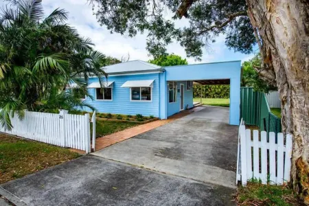 A beach house with colour! Отели рядом с достопримечательностью «Shoal Bay»