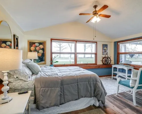 Front Porch & Balcony overlooking Park/Lake Erie! Cedar Point, Fishing & Beach! Hotels in Huron
