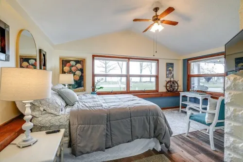 Front Porch & Balcony overlooking Park/Lake Erie! Cedar Point, Fishing & Beach!