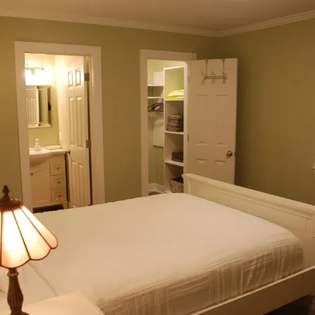 Majestic Pines Condo ~ minutes away from downtown Saugatuck