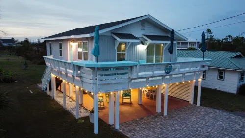 “Be As You Are Beach House” 1.5 min walk to the white sands of Mexico Beach!