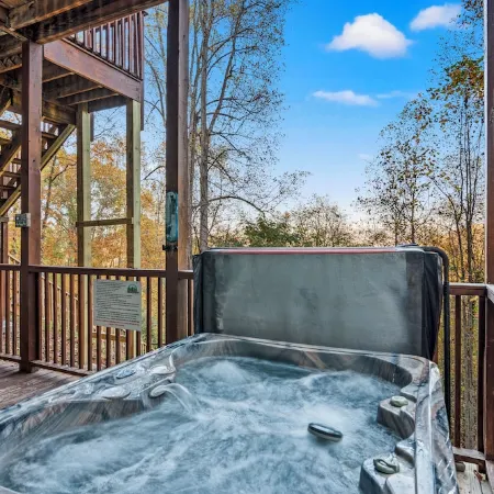 Amazing Spring View! Pool, King Bed, Hot Tub, Xbox