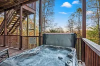 Amazing Spring View! Pool, King Bed, Hot Tub, Xbox