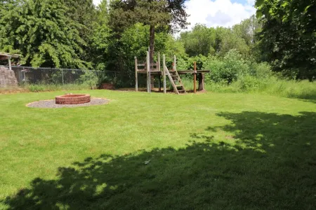 Sweet 3 Bedroom, Walk to Main St!