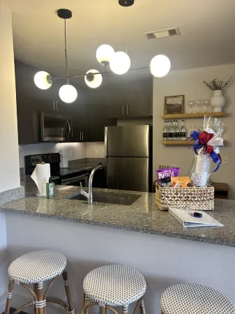 NEW LISTING - walk to square and campus! Отели рядом с достопримечательностью «Парк Ламар»