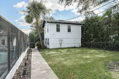 Adorable Guesthouse off of Lake Hollingsworth Hotels near Publix Liquors at Oakbridge Centre