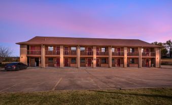 Red Roof Inn & Suites Sulphur Springs