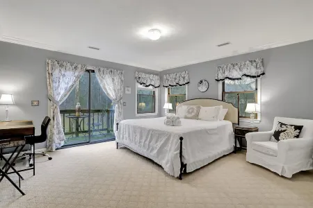 Waterfront, Luxury Panoramic View, Fast Wi-Fi, Private River Access Steps Away!