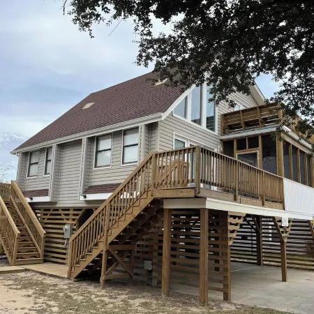 Charming 3-bedroom house with outdoor space & steps to the beach!