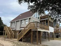 Charming 3-bedroom house with outdoor space & steps to the beach! - バルコニー