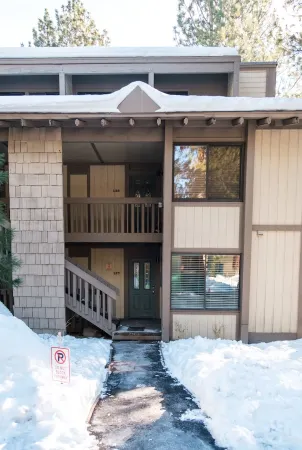 Cozy retreat. Walk to town / shuttle. 5 min drive to ski lifts and parks. Отели в г. Маммот-Лейкс