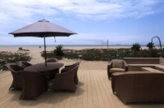 ON THE SAND! Beachfront Huntington Beach 3bd home! Walk out of house on sand!!