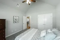 Executive Stay, Modern Farmhouse Perfect Location. Garage Parking.