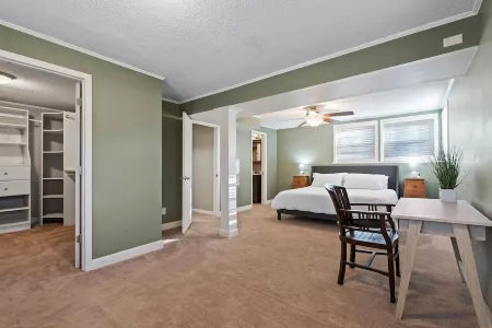 House in Lee's Summit Отели в г. Саммит Ли